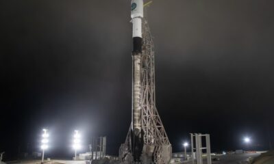 Fotografía cedida por SpaceX donde se muestra el cohete Falcon 9 con el satélite EarthCARE de la Agencia Espacial Europea (ESA) en el Complejo de Lanzamiento Espacial 4 (SLC-4) de la base de la Fuerza Espacial Vandenberg, en el condado de Santa Barbara en California (Estados Unidos). EFE/ SpaceX