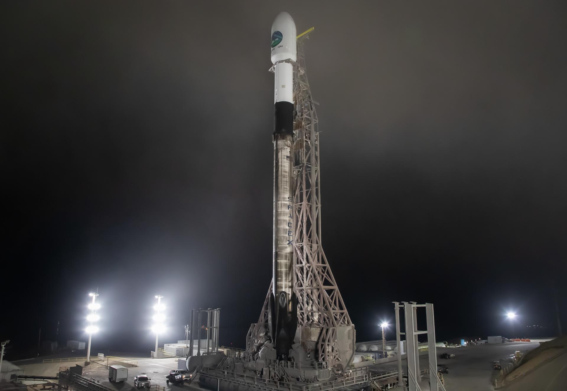 Fotografía cedida por SpaceX donde se muestra el cohete Falcon 9 con el satélite EarthCARE de la Agencia Espacial Europea (ESA) en el Complejo de Lanzamiento Espacial 4 (SLC-4) de la base de la Fuerza Espacial Vandenberg, en el condado de Santa Barbara en California (Estados Unidos). EFE/ SpaceX