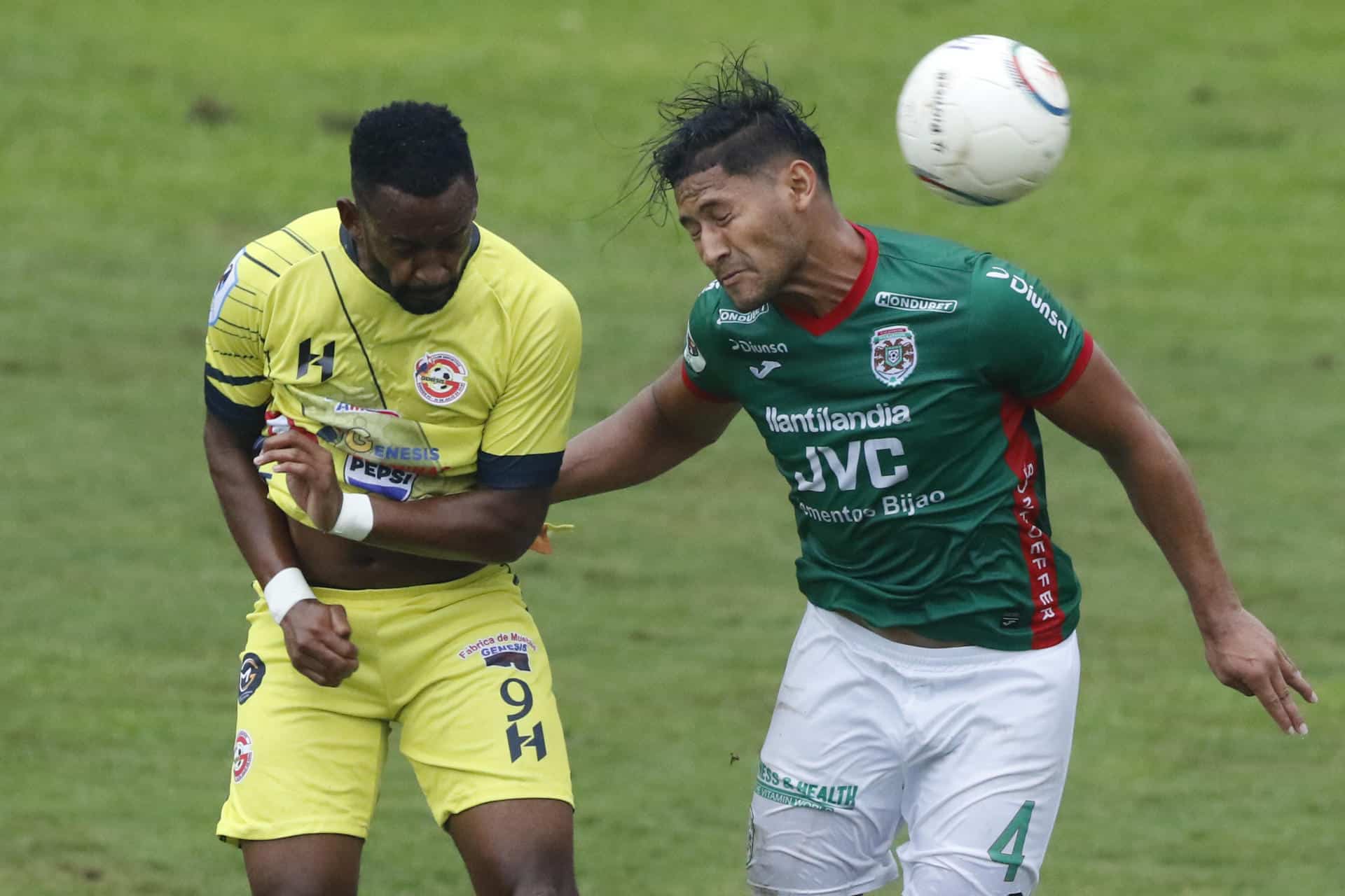 Fotografía de archivo, tomada el pasado 1 de febrero, en la que se registró a Javier Rivera, de Marathon (i), al disputar un balón con Alexander Bodden, de Génesis, durante un partido del Torneo Clausura de Fútbol en Honduras, en el Estadio Yankel Rosenthal de San Pedro Sula. EFE/José Valle