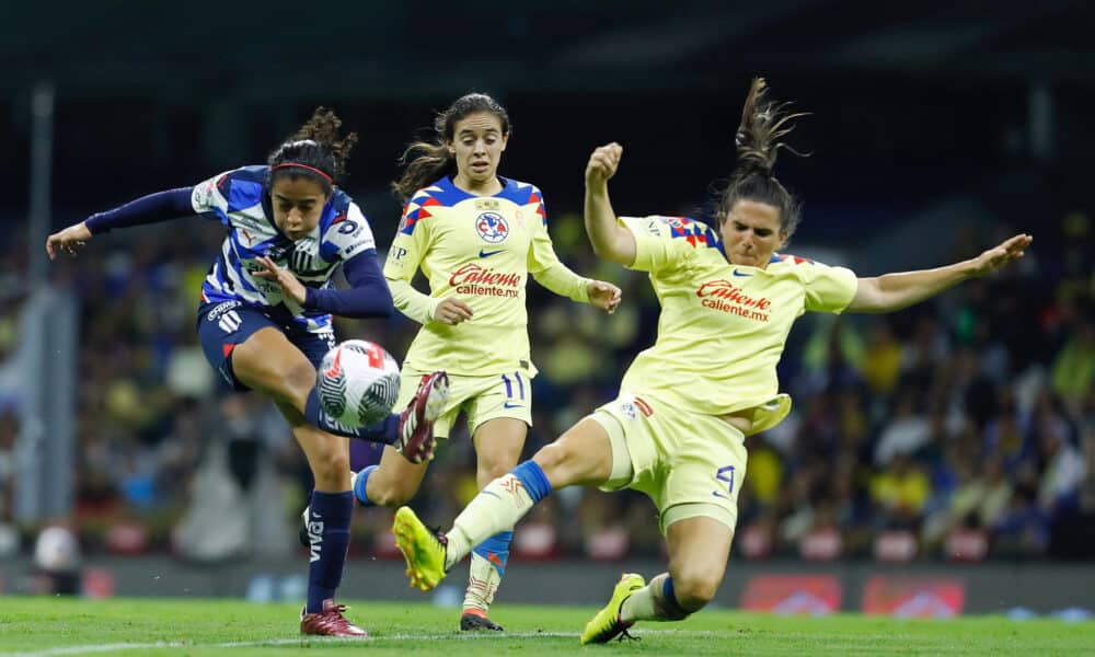 Andrea Pereira (d) de América trata d intrceptar el disparo de Diana García, de Monterrey, durante el partido de ida de la final del torneo femenino mexicano, disputado en el Estadio Azteca en Ciudad de México. EFE/ Sáshenka Gutiérrez