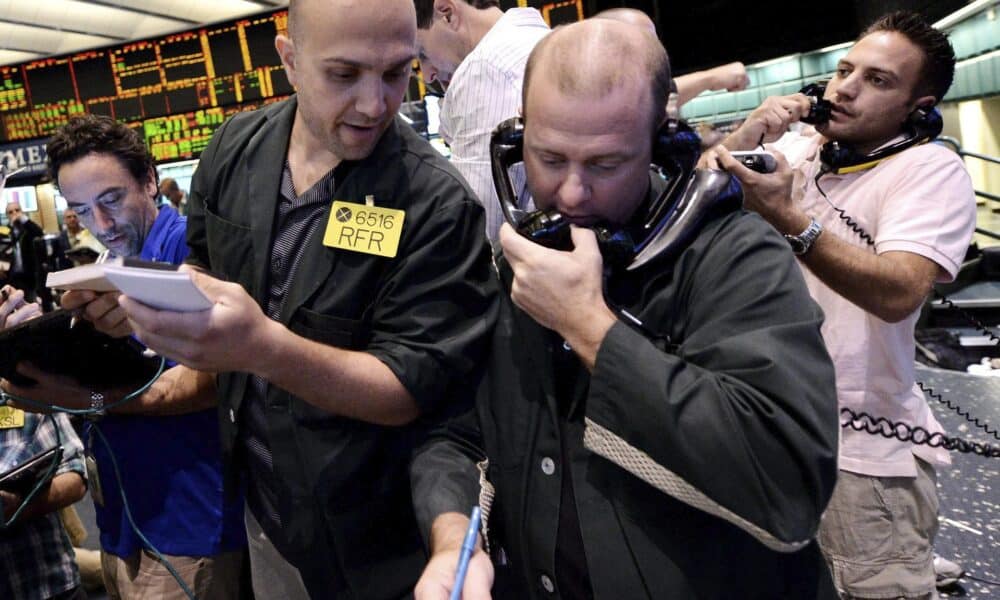 Operadores de bolsa trabajan en la bolsa de Nueva York, Estados Unidos. EFE/Justin Lane