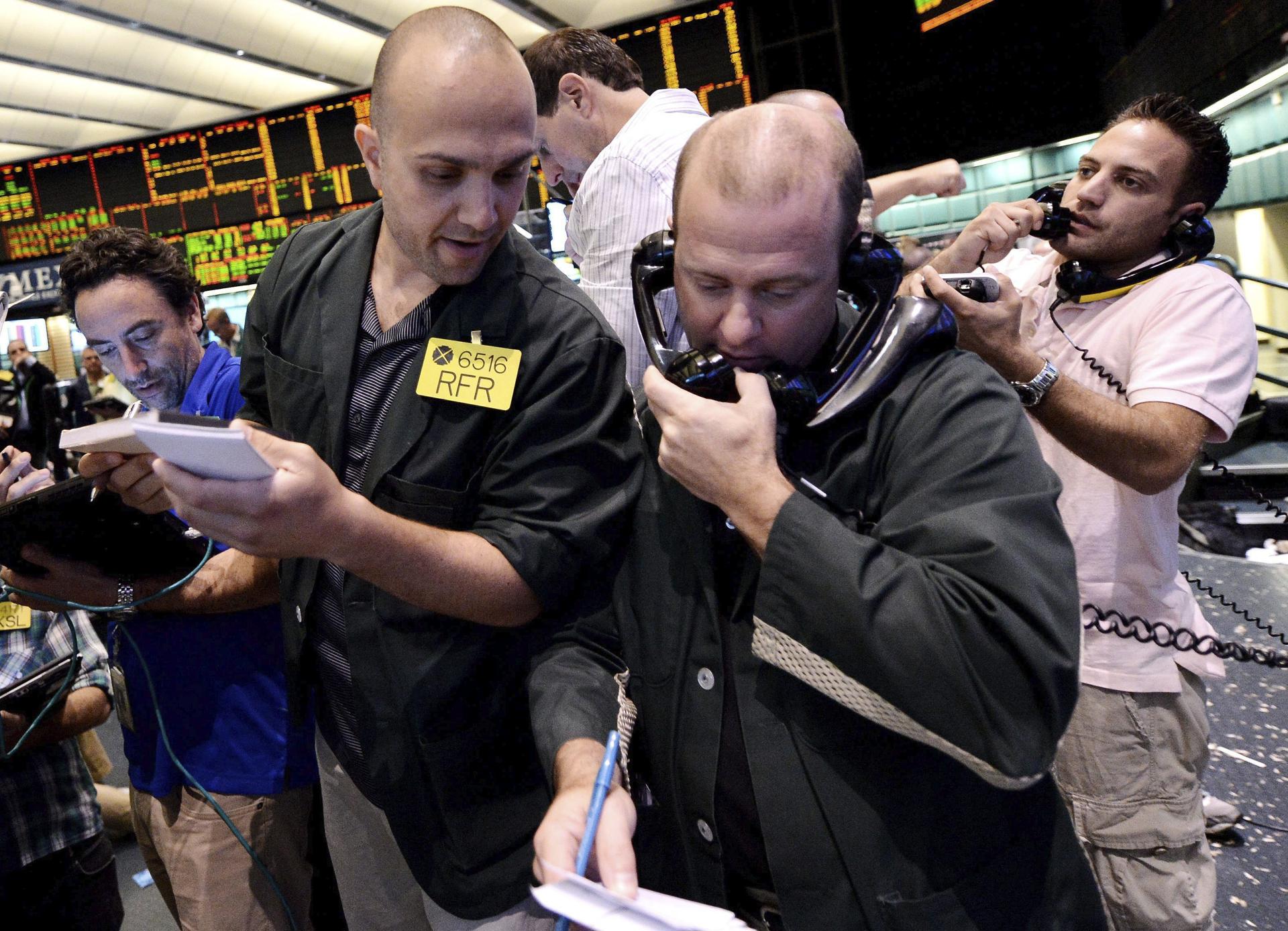 Operadores de bolsa trabajan en la bolsa de Nueva York, Estados Unidos. EFE/Justin Lane