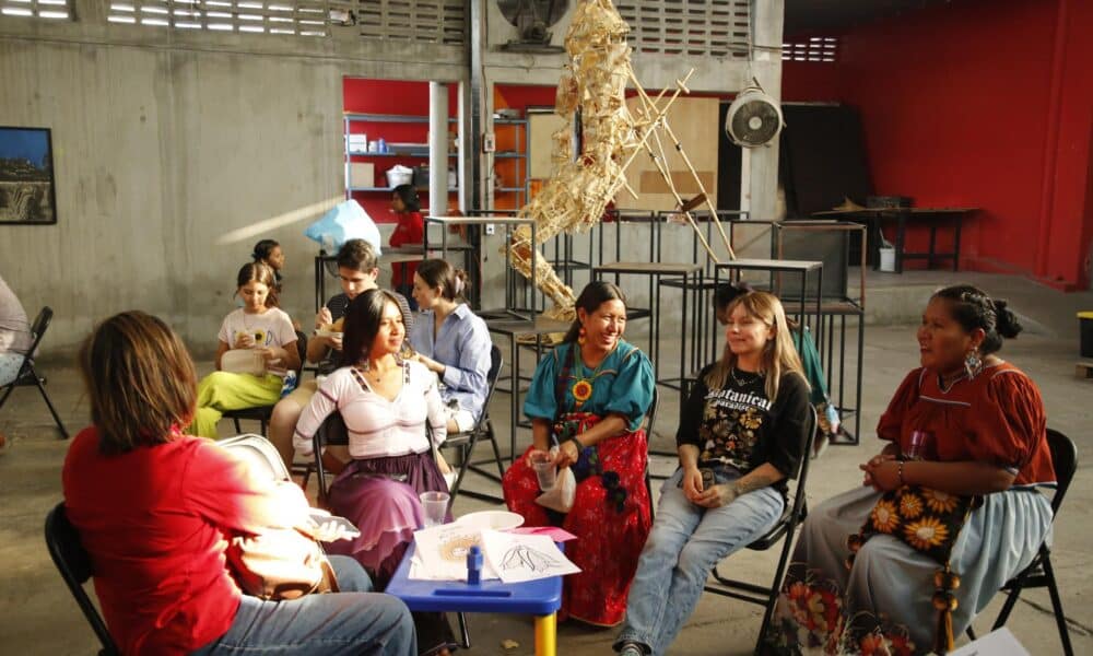 Miembros del colectivo Jóvenes Indígenas exhibió canciones populares mexicanas traducidas al idioma wixárika o huichol para fomentar el uso de su lengua materna y evitar que se extinga. EFE/Francisco Guasco