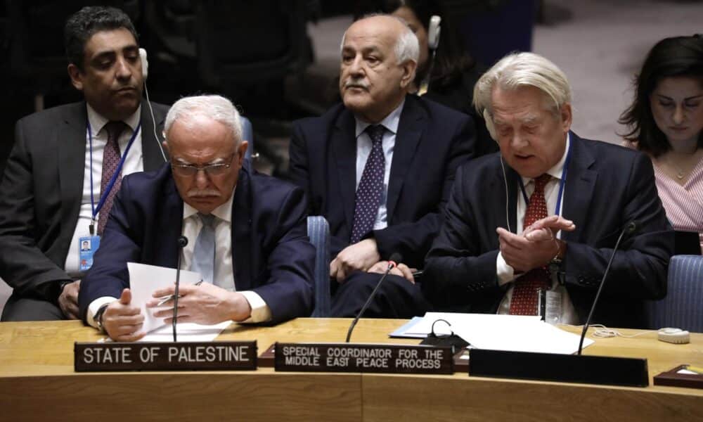 El coordinador especial de la ONU para el proceso de paz en Oriente Medio, encargado de la cuestión palestina, Tor Wennesland (d), habla durante una reunión del consejo de seguridad de las Naciones Unidas en una fotografía de archivo. EFE/Peter Foley