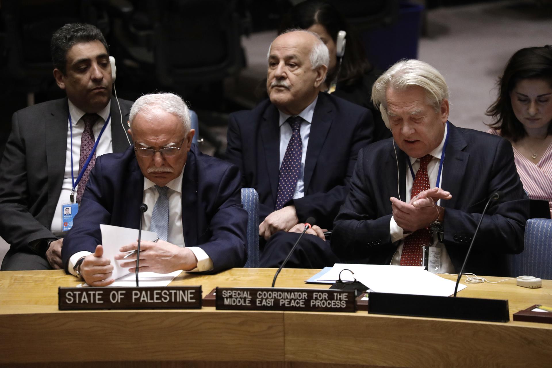 El coordinador especial de la ONU para el proceso de paz en Oriente Medio, encargado de la cuestión palestina, Tor Wennesland (d), habla durante una reunión del consejo de seguridad de las Naciones Unidas en una fotografía de archivo. EFE/Peter Foley