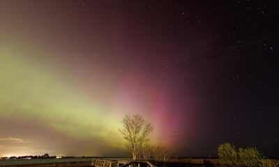 La aurora boreal se ilumina en el cielo nocturno sobre Plum Island y la desembocadura del río Merrimack, en Newburyport, Massachusetts, EE.UU.EFE//CJ GUNTHER