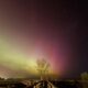 La aurora boreal se ilumina en el cielo nocturno sobre Plum Island y la desembocadura del río Merrimack, en Newburyport, Massachusetts, EE.UU.EFE//CJ GUNTHER