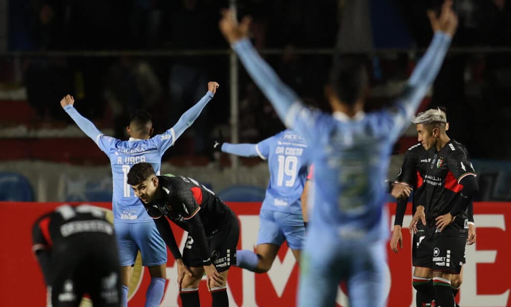 Jugadores de Bolívar festejan la clasificación a los octavos de final de la Copa Libertadores como líderes de su grupo tras derrotar este martes al Palestino chileno por 3-1 en el estadio Hernando Siles en La Paz. EFE/ Luis Gandarillas