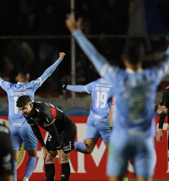 Jugadores de Bolívar festejan la clasificación a los octavos de final de la Copa Libertadores como líderes de su grupo tras derrotar este martes al Palestino chileno por 3-1 en el estadio Hernando Siles en La Paz. EFE/ Luis Gandarillas