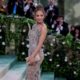 Jennifer Lopez llega a la alfombra roja para la Gala Met 2024, en Nueva York (EE.UU.). EFE/EPA/Justin Lane