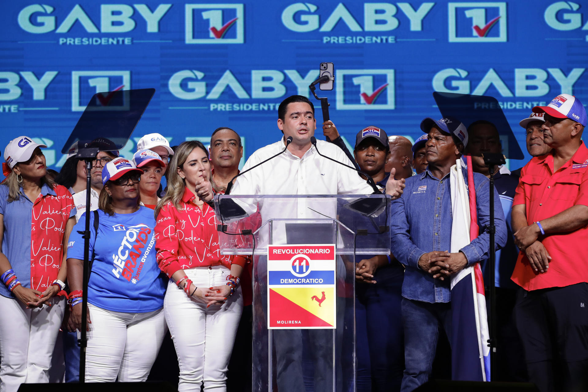 El candidato presidencial por el Partido Revolucionario Democrático (PRD) José Gabriel Carrizo habla durante su cierre de campaña este 1 de mayo de 2024, en Ciudad de Panamá (Panamá). EFE/ Bienvenido Velasco