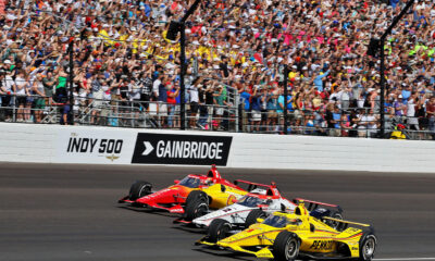 Fotografía cedida por IndyCar donde aparecen varios autos durante la salida de las 500 Millas de Indianápolis, en Indianápolis (Estados Unidos). EFE/IndyCar/Aaron Skillman