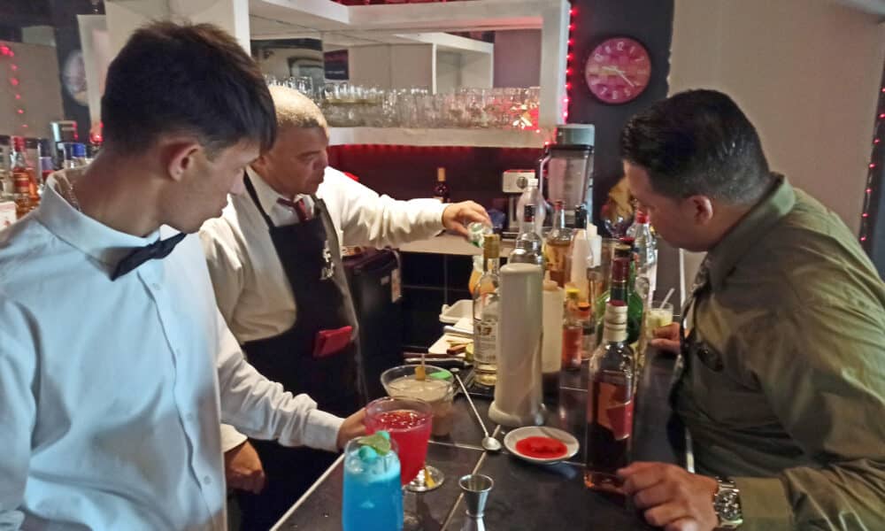 Un hombre espera por la preparación de su bebida en un bar el 28 de mayo de 2024 en La Habana (Cuba). EFE/Ernesto Mastrascusa