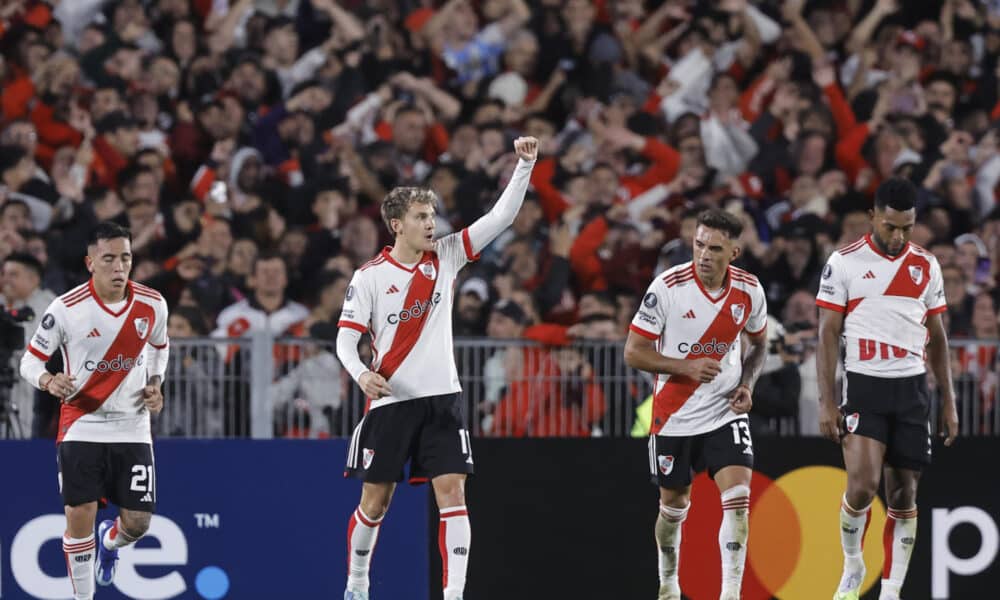 Fotografía de archivo en la que se registró una de las celebraciones del joven delantero de River Plate Facundo Colidio (2i), en el estadio Monumental de Buenos Aires (Argentina). Colidio anotó un doblete en el triunfo de su equipo 3-0 sobre Central Córdoba en partido de la fecha 1 del Torneo Liga Profesional del fútbol argentino. EFE/Juan Ignacio Roncoroni