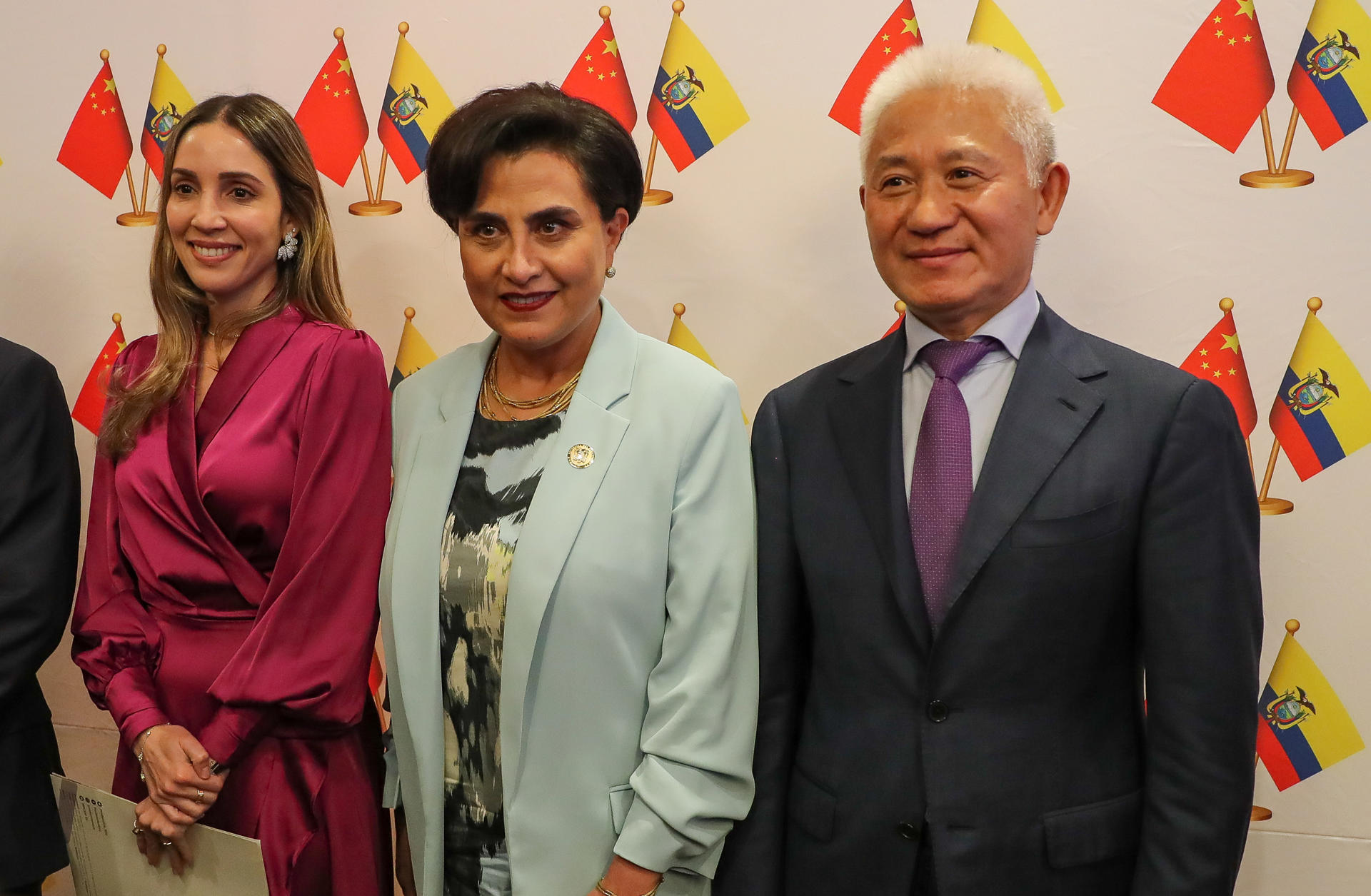 La canciller de Ecuador, Gabriela Sommerfeld (c), posa junto al embajador de China en Ecuador, Chen Gouyou (d), este miércoles durante un acto de entrada en vigencia del acuerdo comercial entre ambos países, en Quito (Ecuador). EFE/ José Jácome