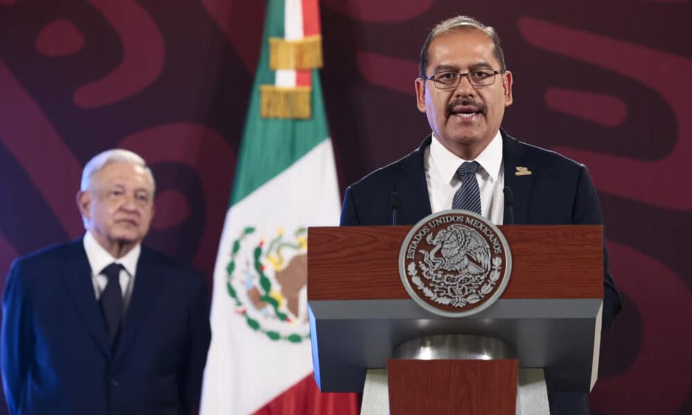 El gerente del Centro Nacional de Control de Energía, Mauricio Cuéllar participa durante la conferencia de prensa matutina del presidente de México, Andrés Manuel López Obrador este jueves en Palacio Nacional de la Ciudad de México (México). EFE/ José Méndez