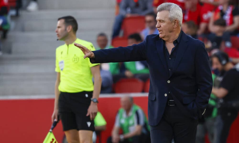 El técnico mexicano del Mallorca, Javier Aguirre, durante el encuentro correspondiente a la jornada 31 en foto de archivo de CATI CLADERA.EFE