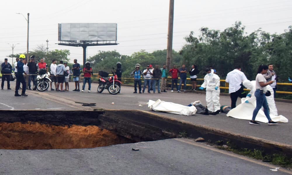 Técnicos forenses inspeccionan cuerpos sin vida luego de que un puente cayera este viernes en Barranquilla (Colombia). EFE/Hugo Penso