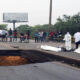 Técnicos forenses inspeccionan cuerpos sin vida luego de que un puente cayera este viernes en Barranquilla (Colombia). EFE/Hugo Penso