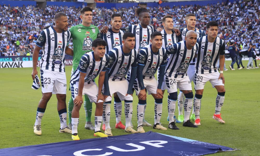 Fotografía de archivo, tomada el pasado 10 de abril, en la que se registro al equipo títular del Pachuca antes del partido de vuelta de los cuartos de final de la Liga de Campeones de la Concacaf, contra el Herediano de Costa Rica, en el estadio Hidalgo de la ciudad de Pachuca (México). EFE/David Martíne