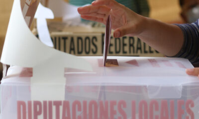 Imagen de archivo que muestra una mujer emitiendo su voto en una casilla de la ciudad de Pachuca estado de Hidalgo (México). EFE/ Daniel Martínez Pelcastre