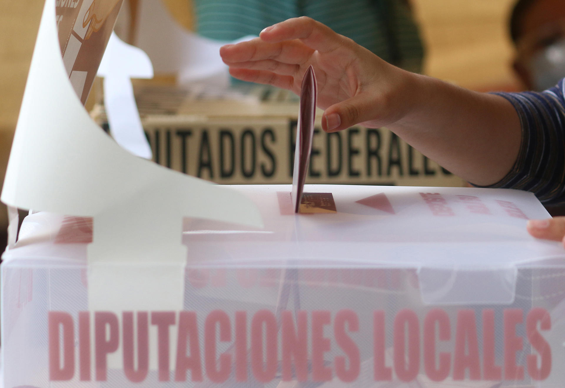 Imagen de archivo que muestra una mujer emitiendo su voto en una casilla de la ciudad de Pachuca estado de Hidalgo (México). EFE/ Daniel Martínez Pelcastre