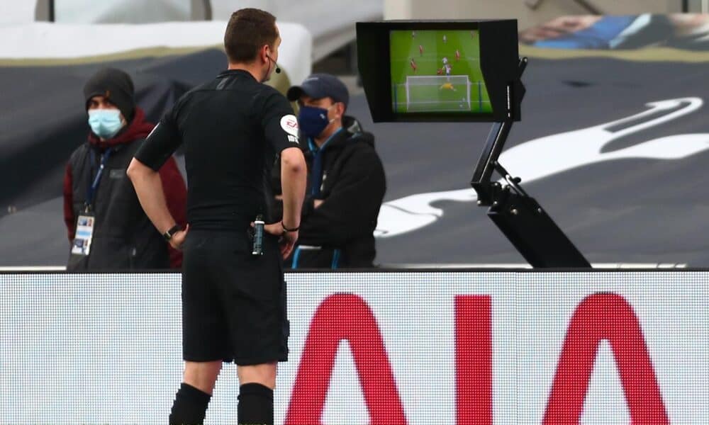 Un árbitro acude al monitor del VAR en la Premier League. EFE/EPA/Clive Rose /Archivo