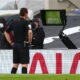 Un árbitro acude al monitor del VAR en la Premier League. EFE/EPA/Clive Rose /Archivo
