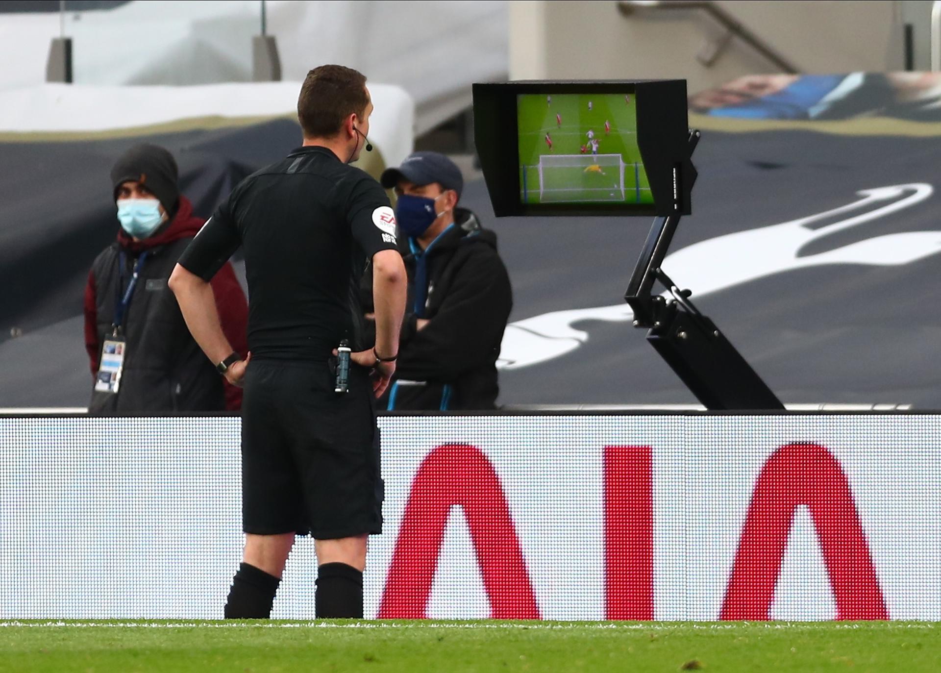 Un árbitro acude al monitor del VAR en la Premier League. EFE/EPA/Clive Rose /Archivo