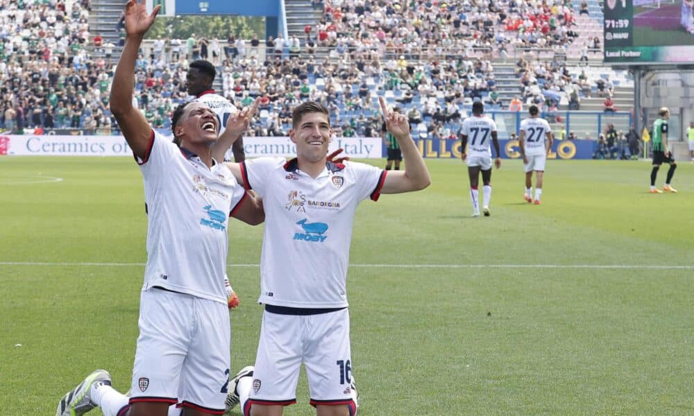 El futbolista del Cagliari Matteo Prati (R) celebra su gol frente al Sassuolo. EFE/EPA/ELISABETTA BARACCHI