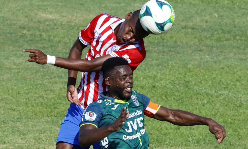 Fotografía de archivo en la que se registró un instante de un encuentro entre los clubes Marathón y Olimpia, durante un partido de la Liga Nacional de fútbol en Honduras, en el estadio Yankel Rosenthal de San Pedro Sula. EFE/José Valle