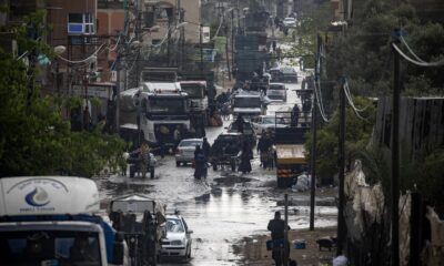 Palestinos desplazados llevan sus pertenencias después de una orden de evacuación emitida por el ejército israelí, en Rafah, al sur de la Franja de Gaza, este lunes. El ejército israelí declaró el 6 de mayo que las FDI pidieron a los residentes del este de Rafah que evacuaran "temporalmente" a una zona humanitaria ampliada. La declaración se produjo antes de una esperada ofensiva israelí sobre la ciudad. EFE/HAITHAM IMAD