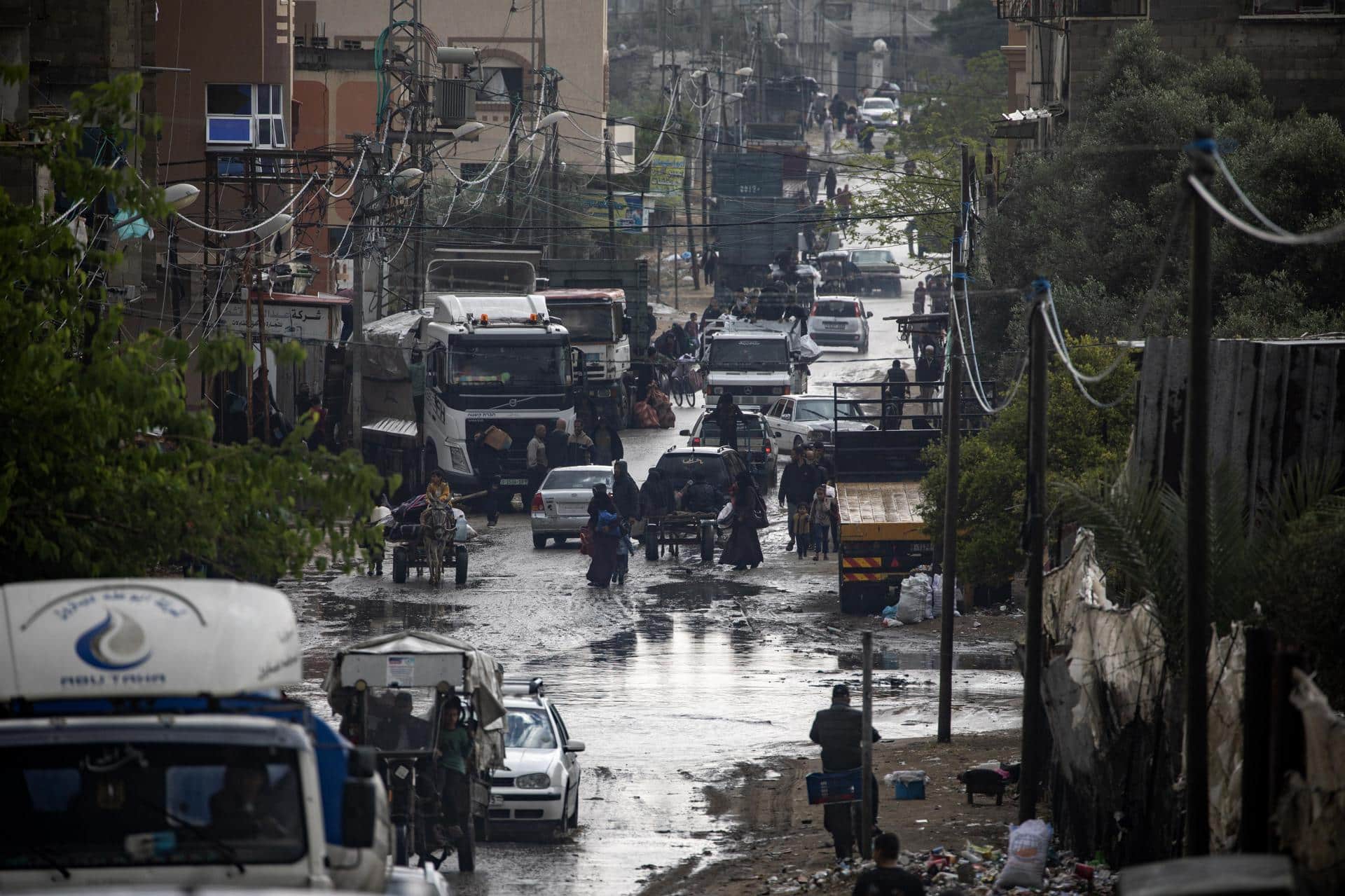 Palestinos desplazados llevan sus pertenencias después de una orden de evacuación emitida por el ejército israelí, en Rafah, al sur de la Franja de Gaza, este lunes. El ejército israelí declaró el 6 de mayo que las FDI pidieron a los residentes del este de Rafah que evacuaran "temporalmente" a una zona humanitaria ampliada. La declaración se produjo antes de una esperada ofensiva israelí sobre la ciudad. EFE/HAITHAM IMAD