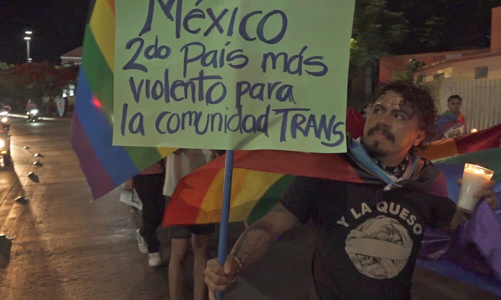 Manifestantes de la comunidad LGBT en México, protestan este viernes en las principales avenidas en el estado de Oaxaca (México). EFE/Jesús Méndez