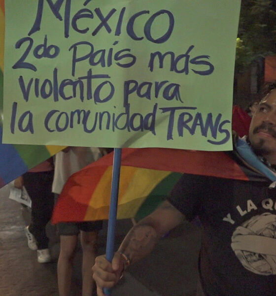 Manifestantes de la comunidad LGBT en México, protestan este viernes en las principales avenidas en el estado de Oaxaca (México). EFE/Jesús Méndez