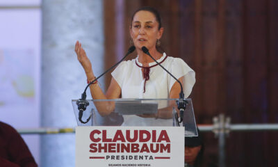 La candidata presidencial oficialista Claudia Sheinbaum (c) habla durante un acto político este martes en Guadalajara (México). EFE/ Francisco Guasco