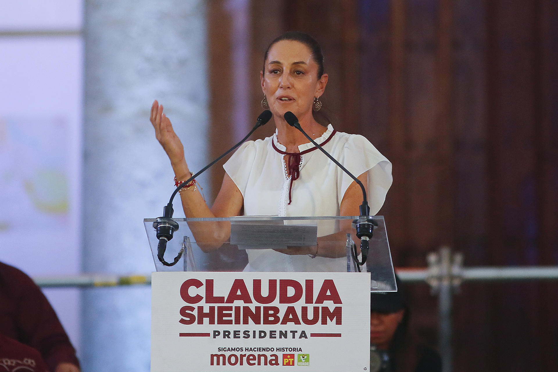 La candidata presidencial oficialista Claudia Sheinbaum (c) habla durante un acto político este martes en Guadalajara (México). EFE/ Francisco Guasco