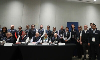 Autoridades de Misión de Observación Electoral Internacional, acompañados de un grupo de observadores Internacionales, posan para una fotografía al termino de una rueda de prensa este miércoles en la Ciudad de México (México). EFE/ Mario Guzmán
