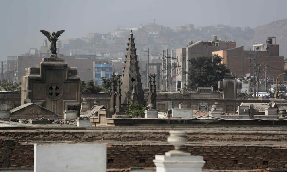 Fotografía de una zona al interior del Cementerio General de Lima Presbítero Maestro, el 29 de mayo de 2024 en Lima (Perú). EFE/ Paolo Aguilar