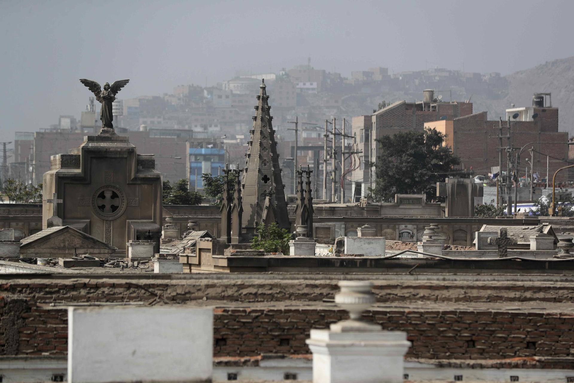 Fotografía de una zona al interior del Cementerio General de Lima Presbítero Maestro, el 29 de mayo de 2024 en Lima (Perú). EFE/ Paolo Aguilar