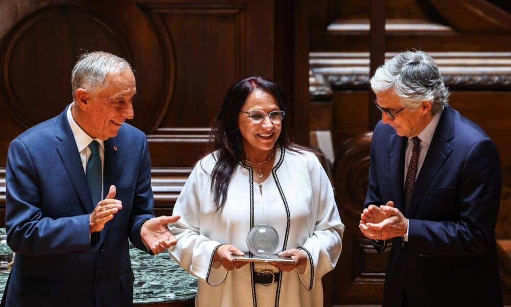 El Presidente portugués Marcelo Rebelo de Sousa (izquierda) y el Presidente de la Asamblea José Pedro Aguiar Branco (derecha) aplauden la adjudicación de la Presidenta del Consejo Nacional de Derechos Humanos de Marruecos, Amina Bouayach (Centro), con el premio Norte/Sur durante la ceremonia celebrada en el Parlamento portugués en Lisboa, Portugal, el 21 de mayo de 2024. El Premio Norte-Sur del Consejo de Europa distingue anualmente a dos personalidades u organizaciones por su compromiso con los derechos humanos, la democracia y el Estado de derecho, y por su contribución al diálogo Norte-Sur y el fomento de la solidaridad, la interdependencia y las asociaciones. (Marruecos, Lisboa) EFE/EPA/TIAGO PETINGA