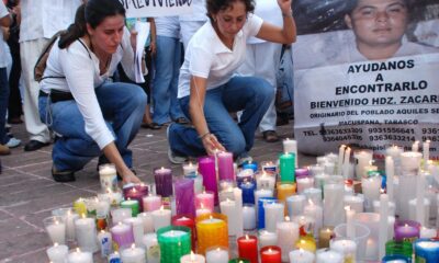 Imagen de archivo de cientos de mexicanos vestidos con prendas blancas que prenden velas en una ciudad de Villahermosa, estado mexicano de Tabasco, durante la marcha silenciosa para demandar un cese a la violencia por parte de la delincuencia organizada. EFE/Jaime Avalos