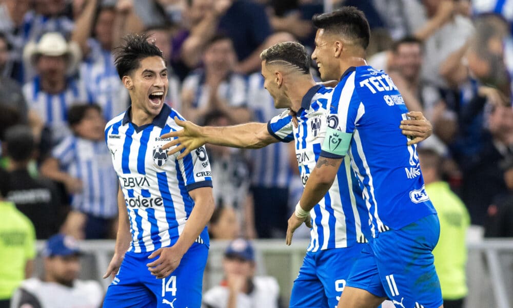 Erick Aguirre (i), Germán Berterame (c) y Maximiliano Meza de Rayados celebran un gol en el estadio BBVA en Monterrey (México). Imagen de archivo. EFE/ Miguel Sierra