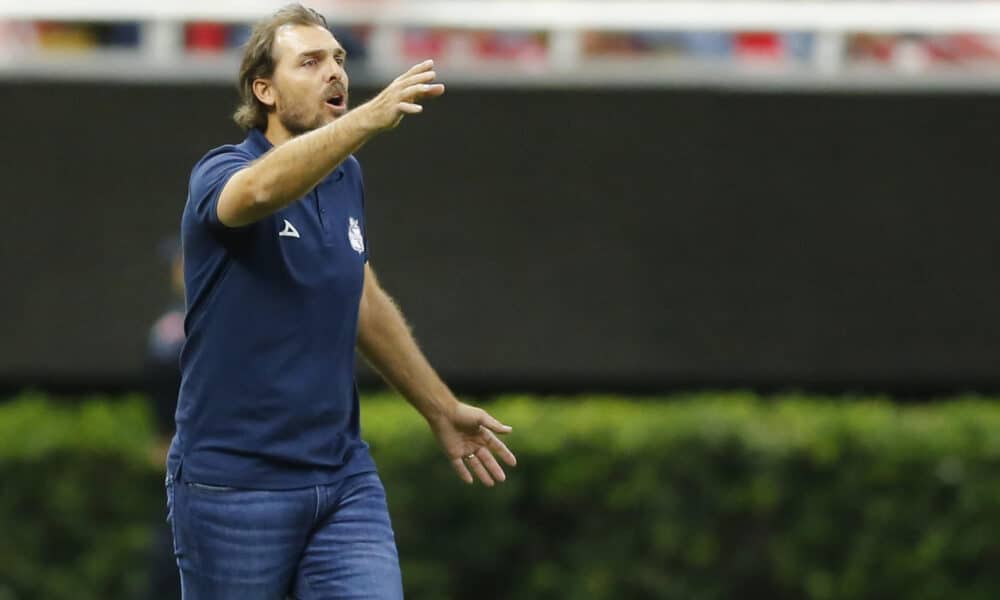 El entrenador de Puebla Andrés Carevic reacciona durante un partido entre Guadalajara y Puebla de la jornada 14 del torneo clausura 2024 de la liga del fútbol mexicano, en el estadio Akron, en la ciudad de Guadalajara, Jalisco (México). Imagen de archivo. EFE/ Francisco Guasco