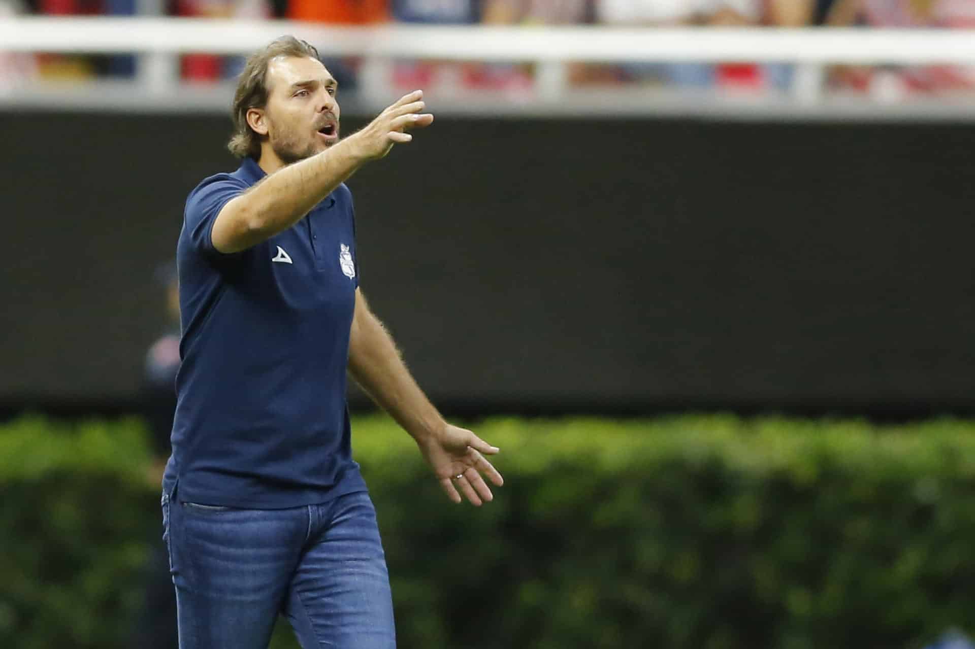 El entrenador de Puebla Andrés Carevic reacciona durante un partido entre Guadalajara y Puebla de la jornada 14 del torneo clausura 2024 de la liga del fútbol mexicano, en el estadio Akron, en la ciudad de Guadalajara, Jalisco (México). Imagen de archivo. EFE/ Francisco Guasco