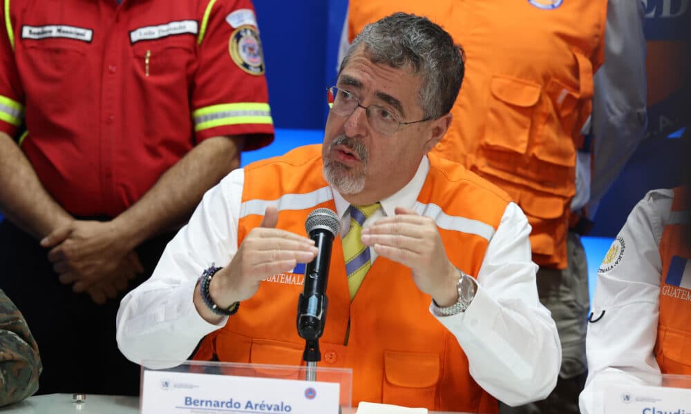 El presidente de Guatemala, Bernardo Arévalo de León, dio una conferencia de prensa en las instalaciones de la Coordinadora Nacional para la Reducción de Desastres (Conred), este 21 de mayo de 2024 en la Ciudad de Guatemala. El gobernante aseguró que el país se enfrenta a "una situación complicada" por los 75 incendios activos. EFE/Mariano Macz