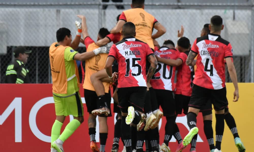 Fotografía de archivo, tomada el pasado 6 de marzo, en la que se registró una celebración de jugadores del Nacional Potosí de Bolivia, durante un partido de la Copa Sudamericana, en Cochabamba (Bolivia). Los bolivianos se impusieron 4-1 sobre Fortaleza de Brasil y se ubican terceros en el grupo D del certamen. EFE/Jorge Abrego