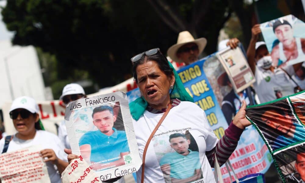 Madres y familiares de las víctimas de desaparición protestaron este viernes por las principales avenidas de la Ciudad de México (México).  EFE/Sáshenka Gutiérrez