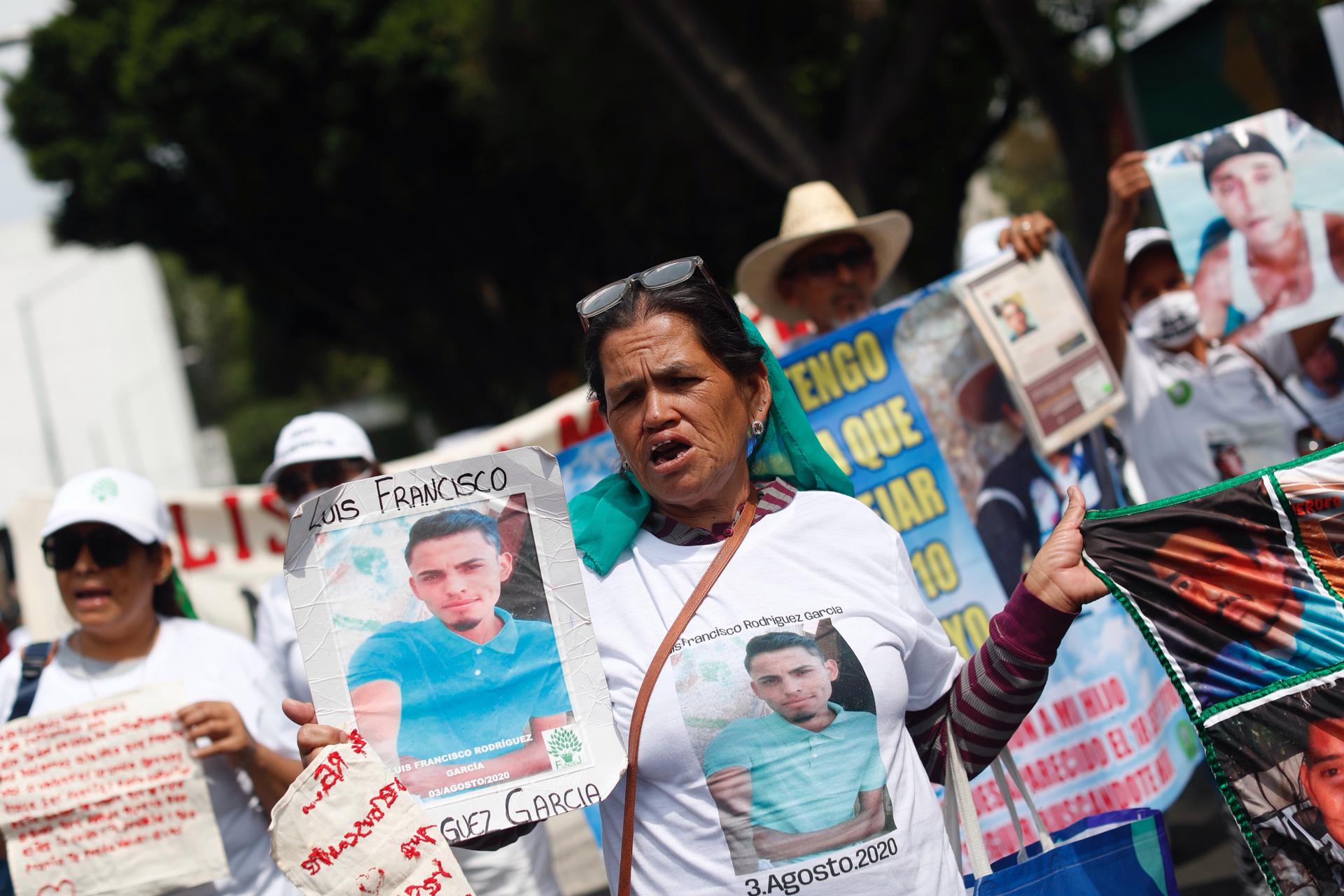 Madres y familiares de las víctimas de desaparición protestaron este viernes por las principales avenidas de la Ciudad de México (México).  EFE/Sáshenka Gutiérrez