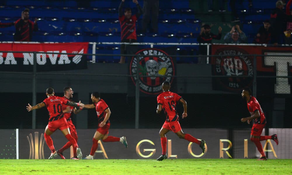 Fotografía de archivo en la que se registró una celebración de jugadores del club brasileño de fútbol Athletico Paranaense. EFE/Daniel Piris